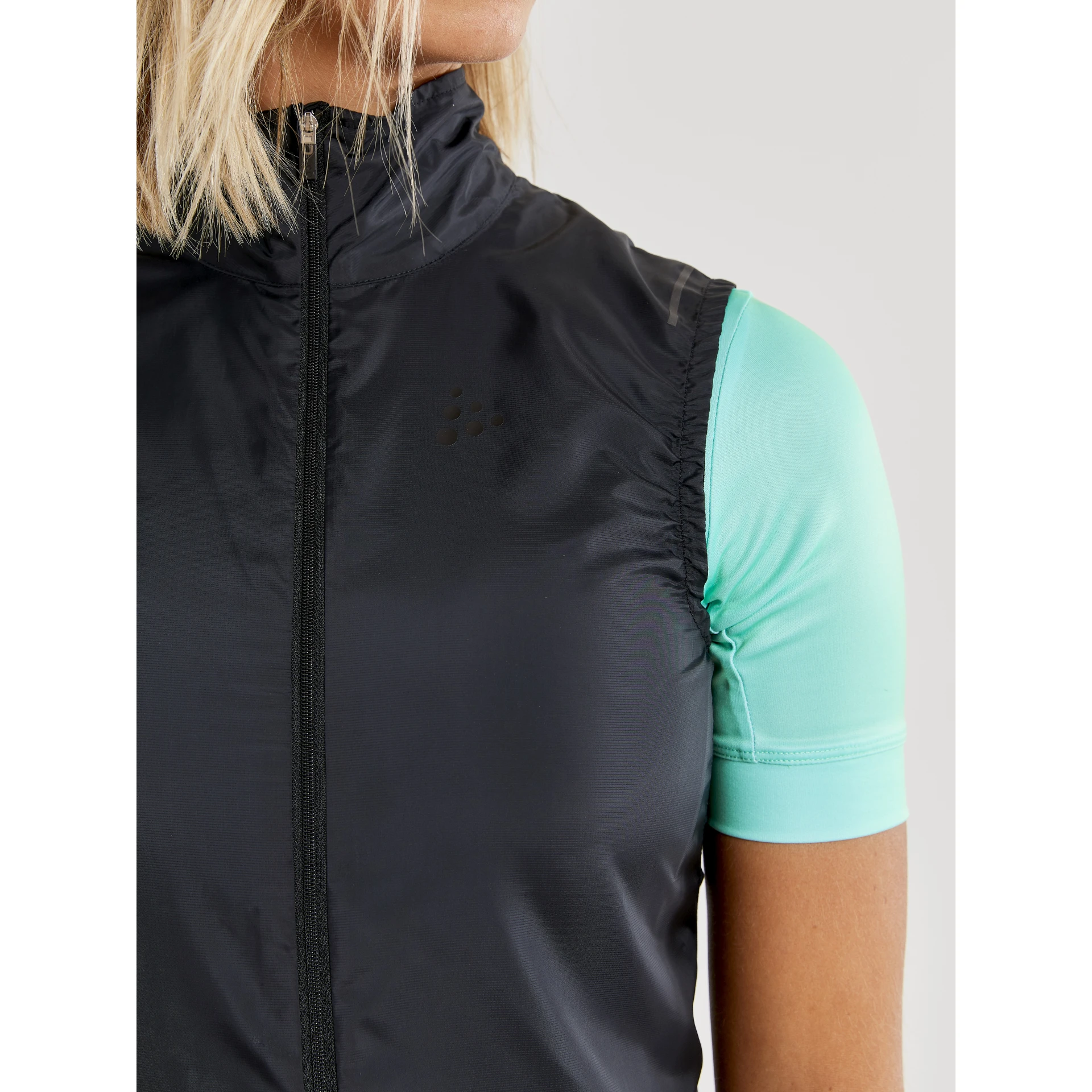 CRAFT Adv_Essence_Light_Wind_Vest_W 1908793 999000 BLACK