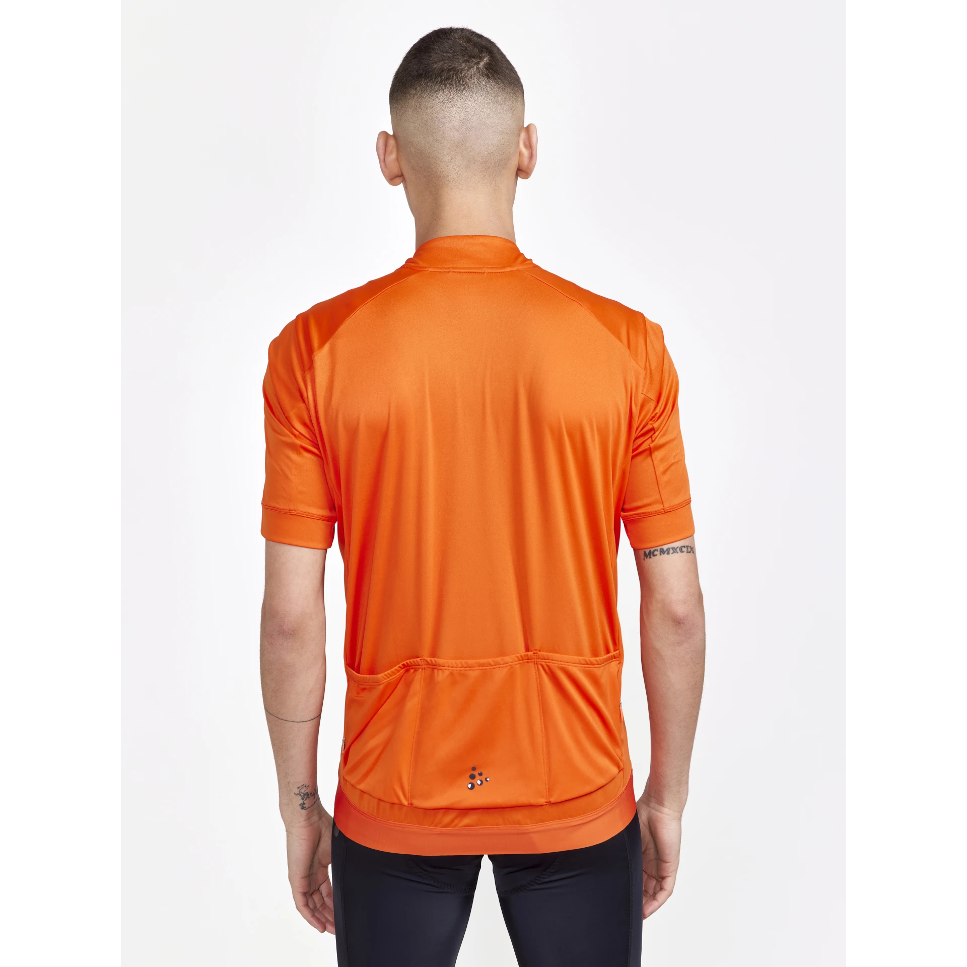 CRAFT CORE_ESSENCE_JERSEY_REGULAR_FIT_M 1913163 550000 CRACKLE